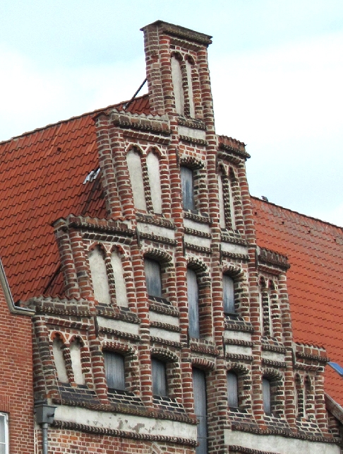 Brick - mortar composite house