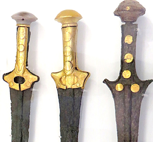 Bronge swords Crete, Heraklion; hilits