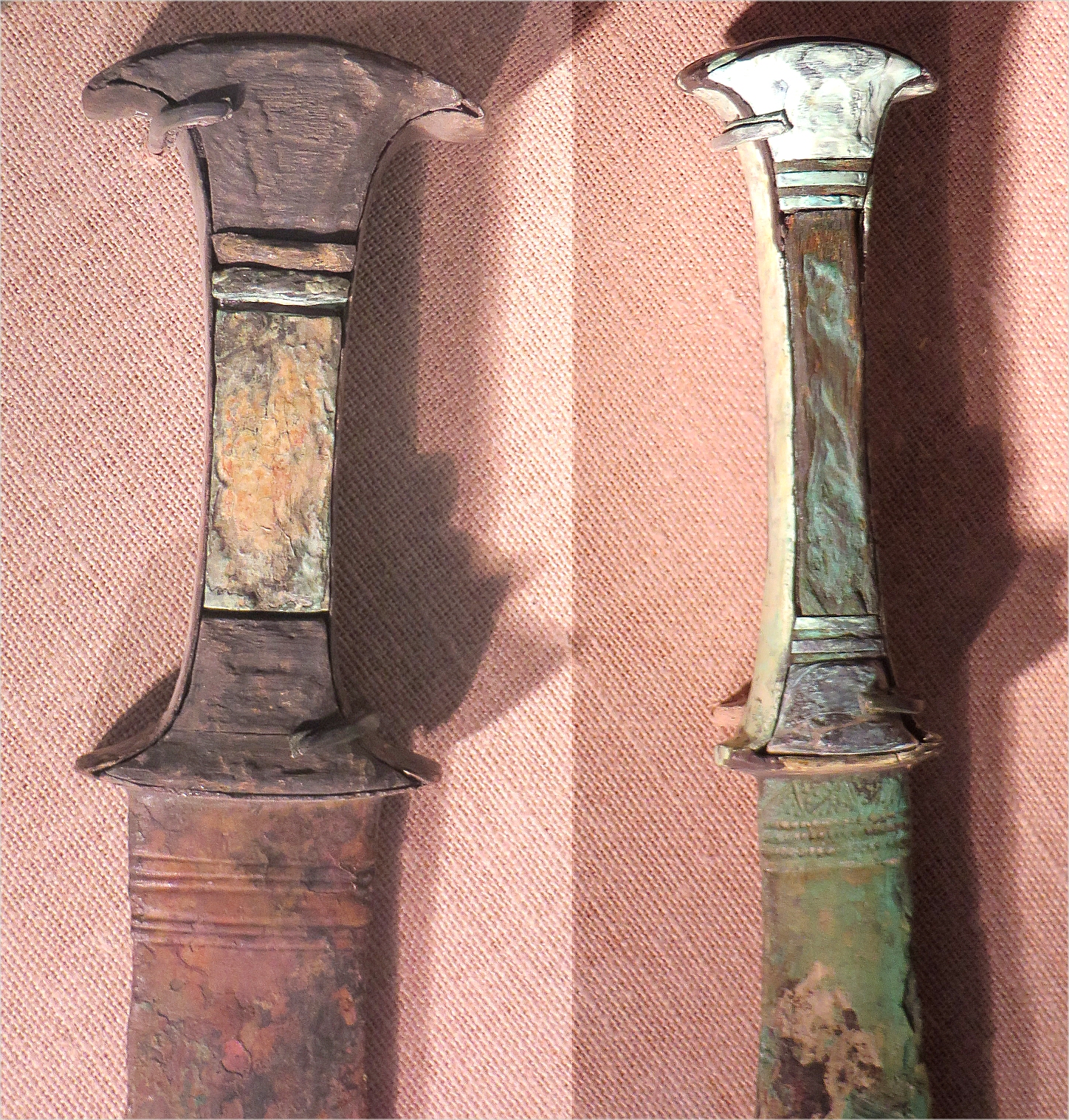 Uluburun shipwreck; dagger hilts