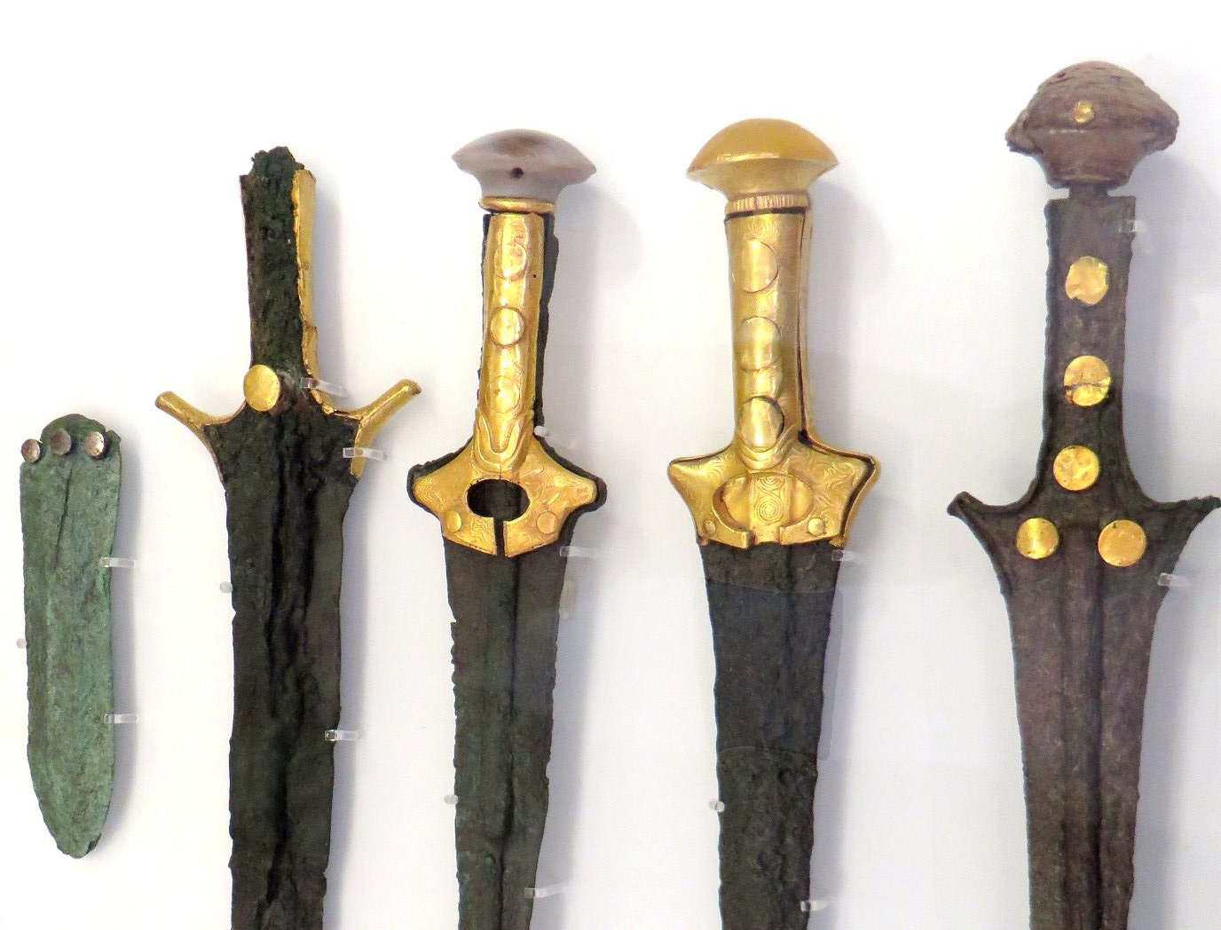 Bronze swords with 
gold hilts; Knossos