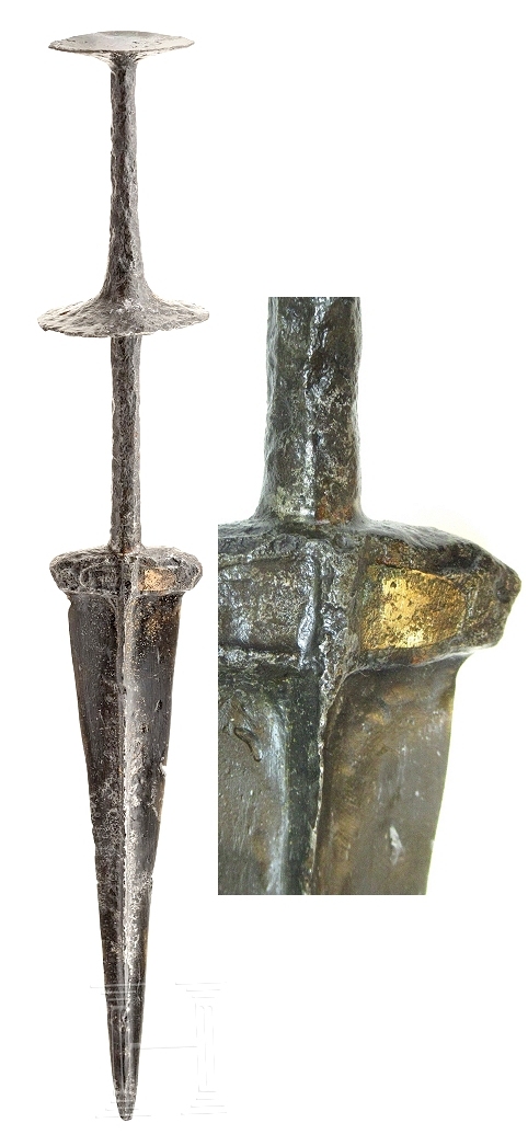 Double-disc hilt dagger