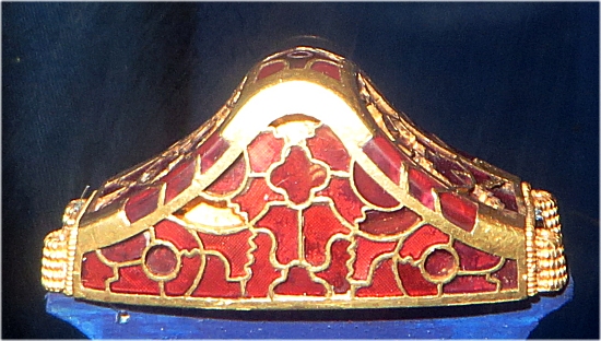 Pyramid garnet pommel; stockholm